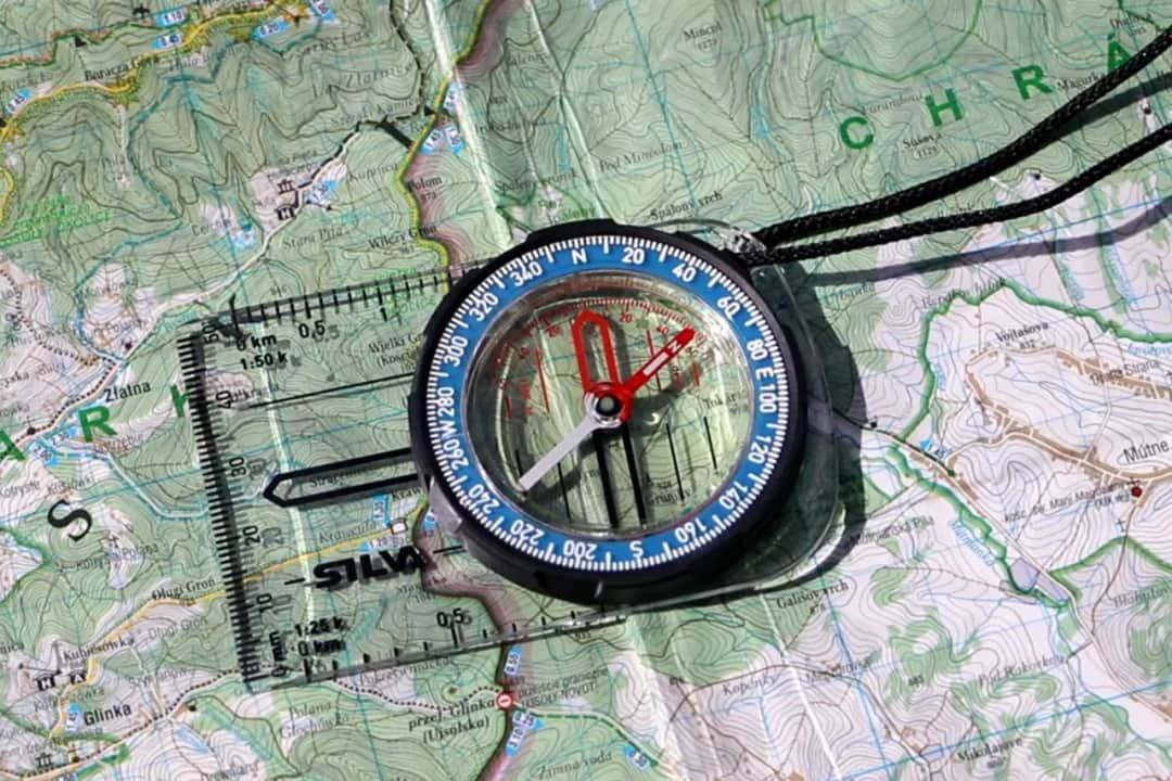 Do czego służy kompas? Poznaj jego moc, gdy technologia zawodzi