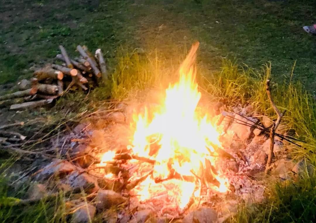 Czy wolno palić ognisko na posesji? Przepisy, kary, bezpieczeństwo.