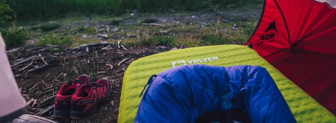 Mata czy materac? Jak wybrać sprzęt do spania w terenie?