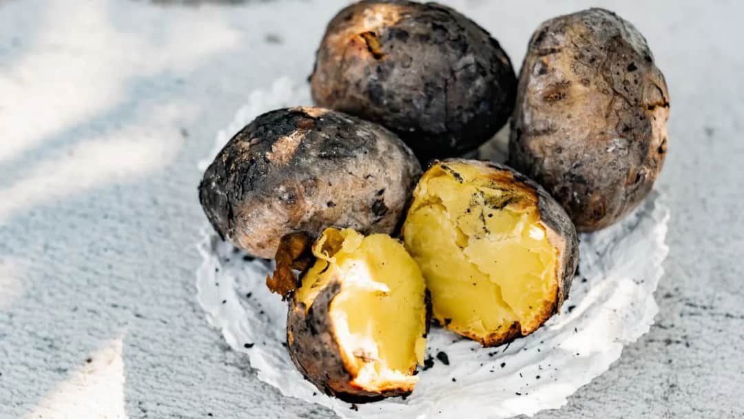 Ile piec ziemniaki w ognisku? Czas, triki, by były idealne!